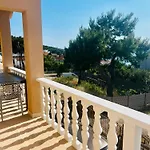Mirno More, شقة روغوزنيكا