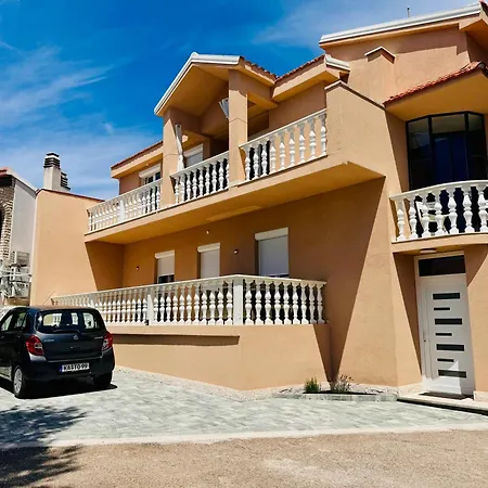 Mirno More, Apartman