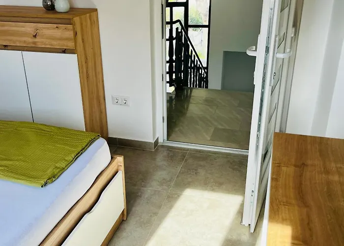 Mirno More, Apartman *