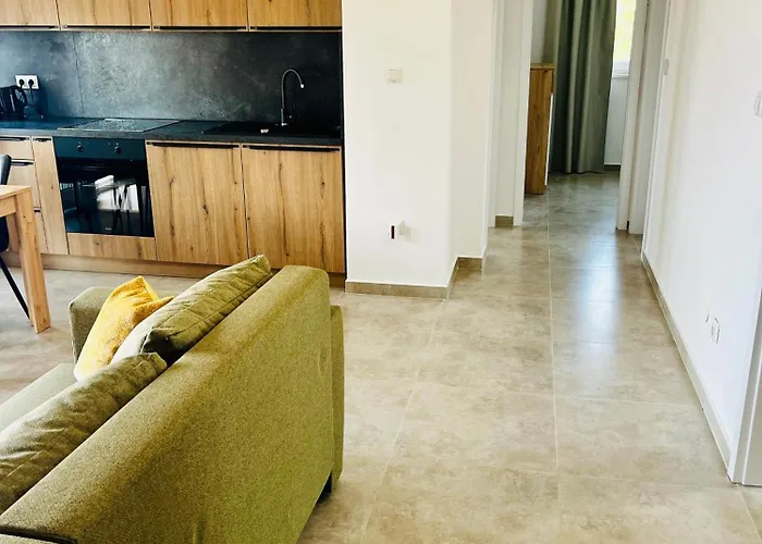 Mirno More, Apartman *