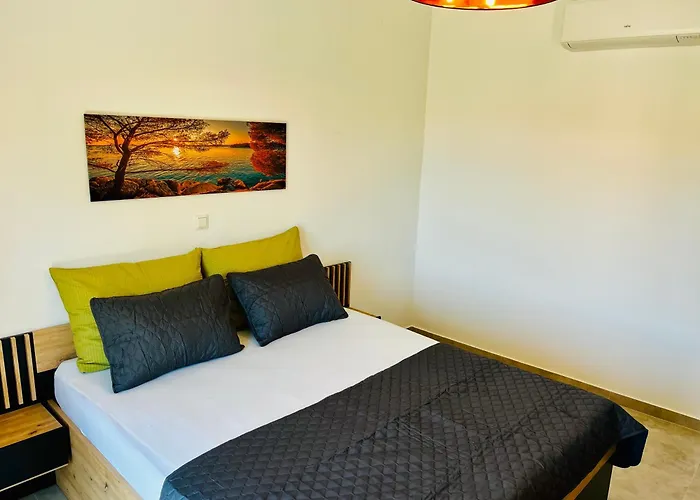 Mirno More, * Rogoznica (Sibenik-Knin)